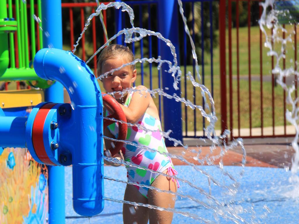 Ingenia Holidays Cairns Coconut Exterior foto A child playing at the water park