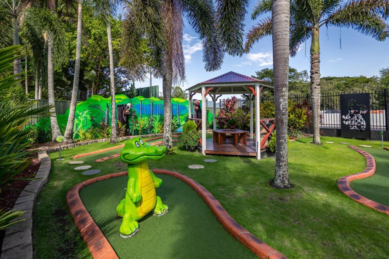 Ingenia Holidays Cairns Coconut Exterior foto Miniature golf at the resort