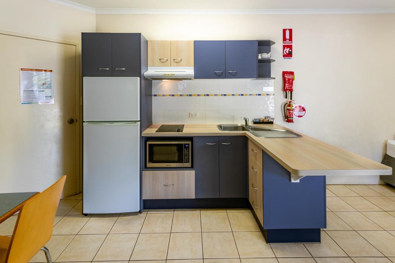 Ingenia Holidays Cairns Coconut Exterior foto A typical kitchen in a student apartment